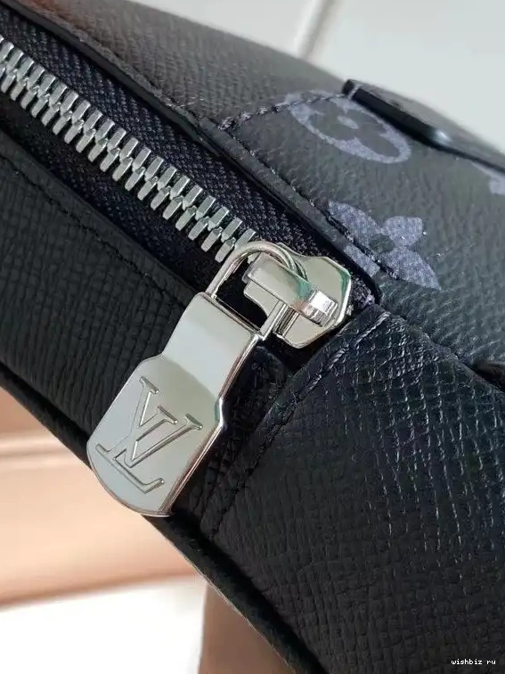 WIS OUTDOOR SLINGBAG LOUIS VUITTON 0628
